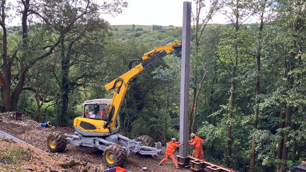 Workers preparing to install part of the pile wall. // Credit: Network Rail