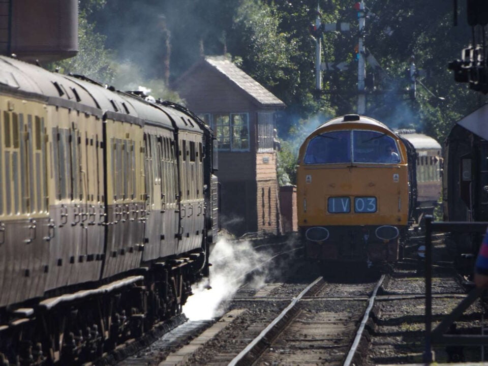 D1015 Western Champion approaches Bewdley