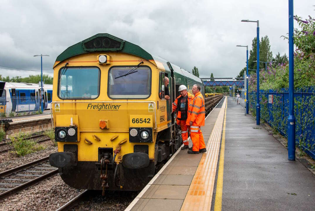 66542 arrives at Princes Risborough