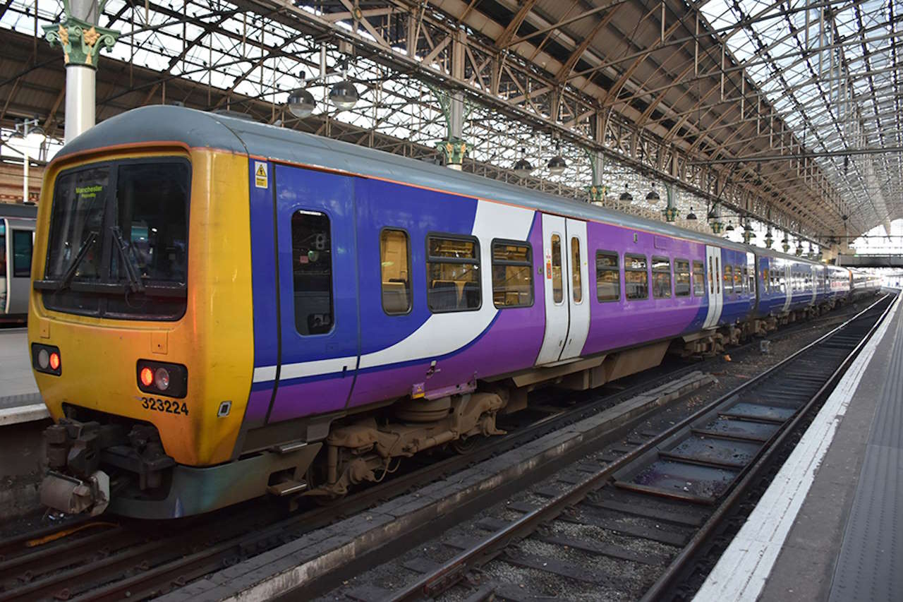 Northern train leaves Manchester station with five doors open