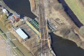 Faulty railway bridge closes Lincolnshire canal to boaters