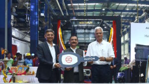 Anil Saini, MD, RSC, Alstom India with Shri Vikas Kumar, MD DMRC and Shri OH Pande, DE, DMRC. // Credit: Alstom