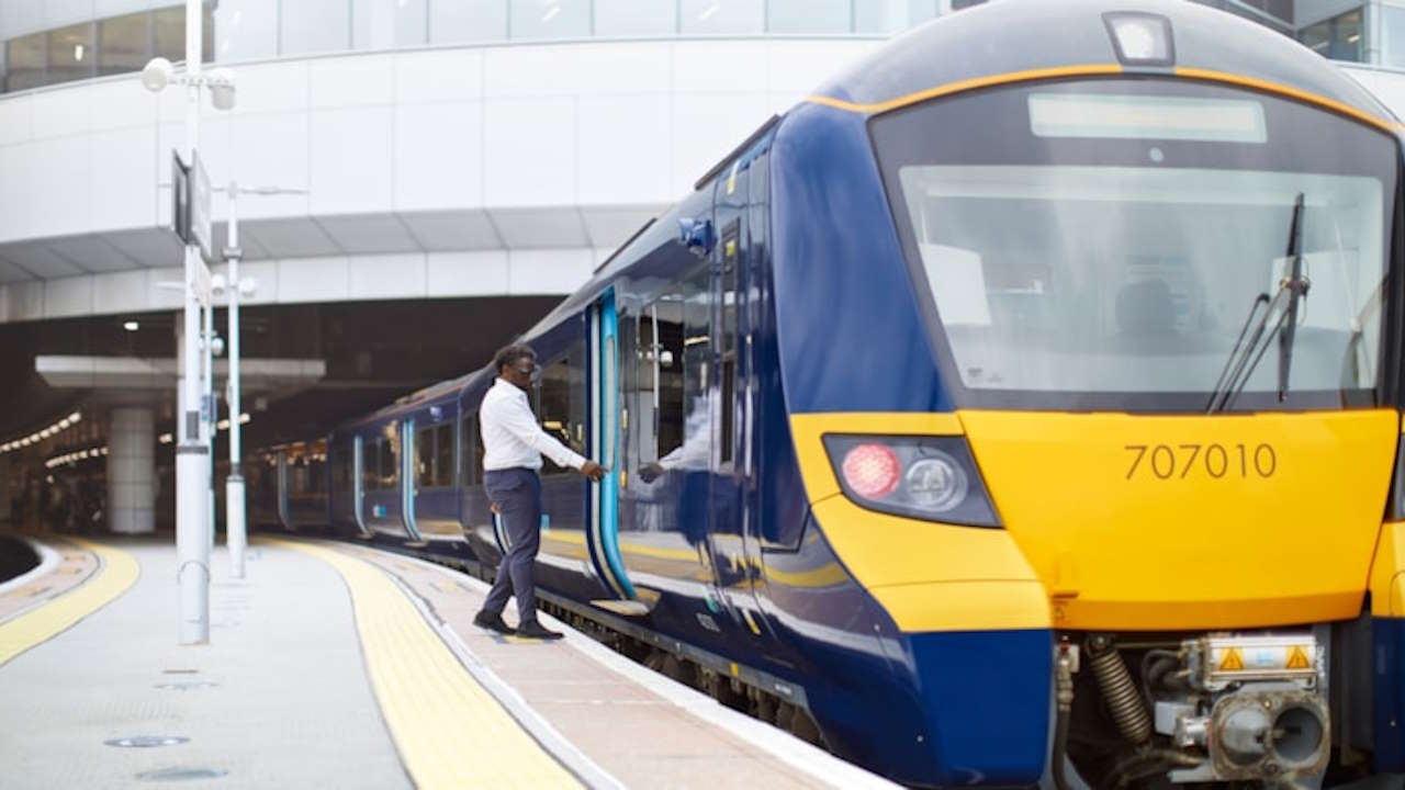 PIcture of a Southeastern Class 707 train