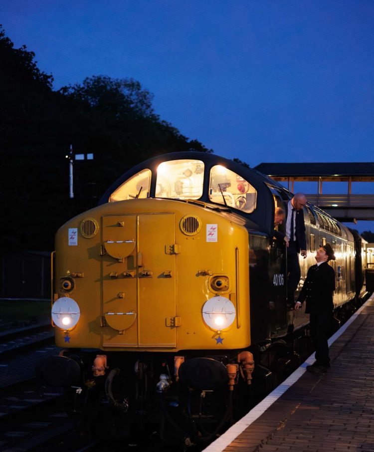 40106 Atlantic Conveyor crew and guard in discussion at Bewdley - Anthony Carwithen