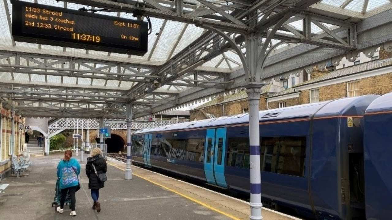 A 375-3 at Maidstone West station - Southeastern