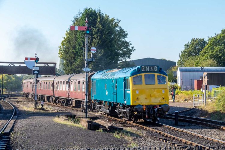 Class 25 No.25262 arriving at Kidderminster Town station - Jason Hood