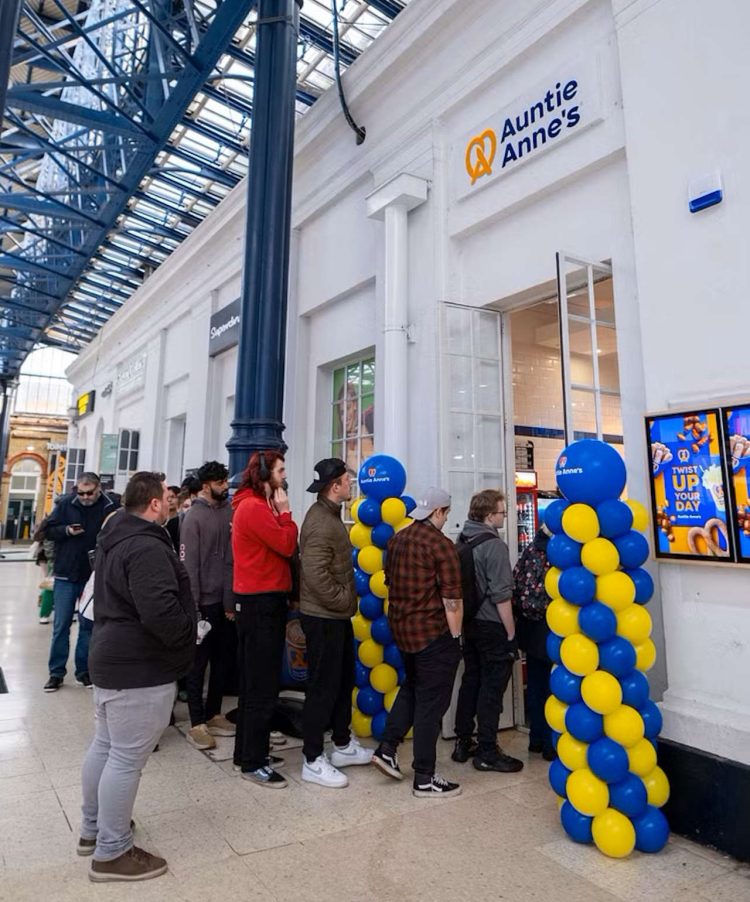 Customers queueing for pretzels at Aunt Annie's new store in Brighton. // Credit: Govia Thameslink Railway