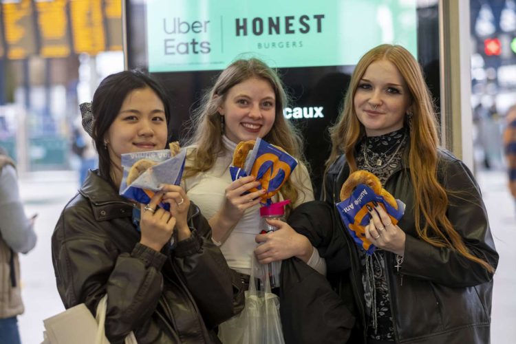 Customers enjoying pretzels at Aunt Annie's new store in Brighton. // Credit: Govia Thameslink Railway