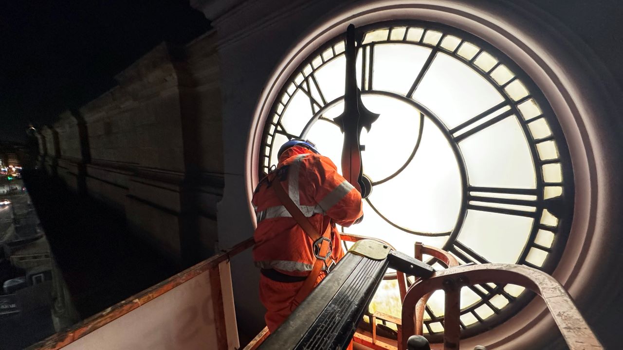 Newcastle station clock getting its hands reattached - Network Rail