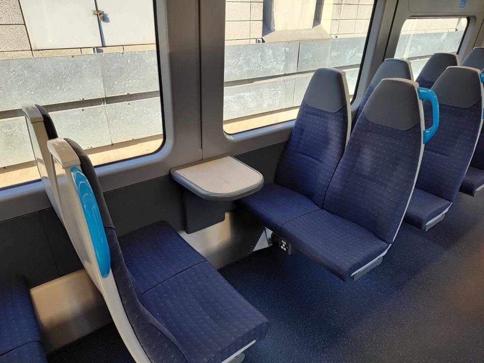 Seats and mini tables in the Arterio trains