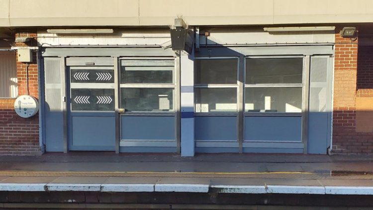 Eltham's new covered waiting shelter - Southeastern