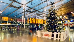 Christmas at Manchester Piccadilly. // Credit: Network Rail