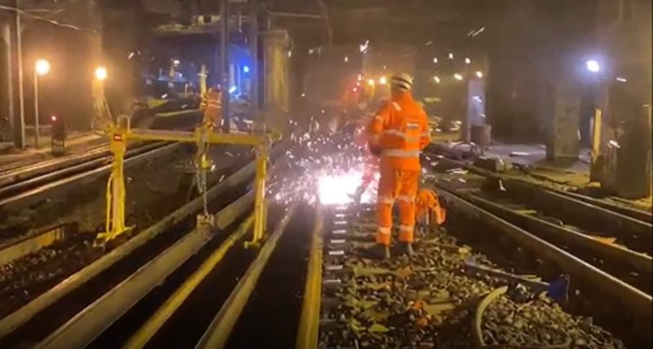 Cutting rail in Thameslink tunnels - Network Rail