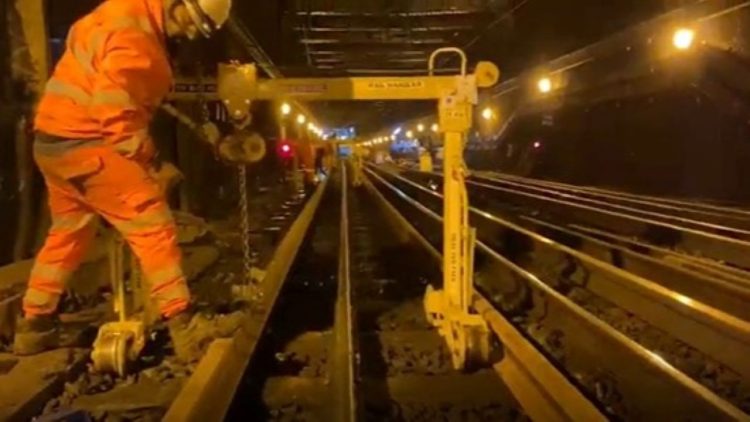 Lifting rail in Thameslink tunnels - Network Rail