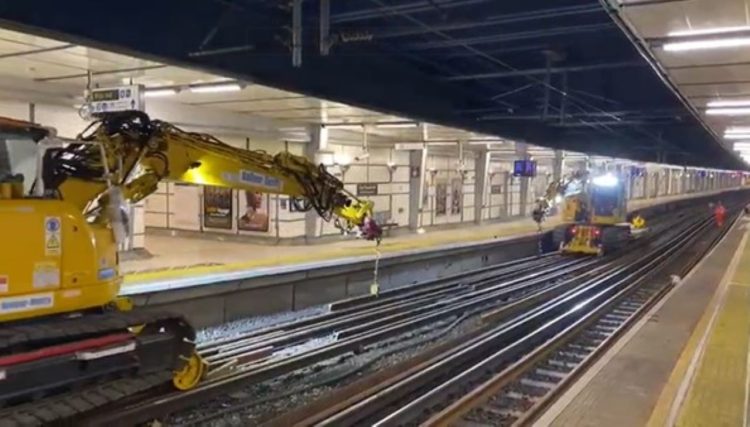 Moving rails at City Thameslink station - Network Rail