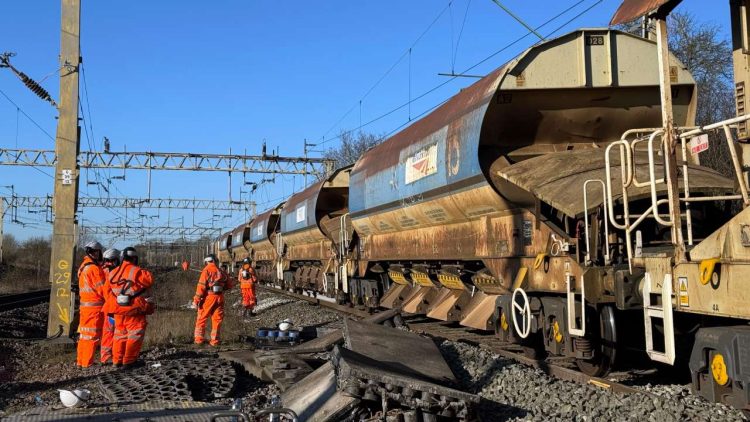 Ballast dropping on West Coast main line Northchurch tunnel