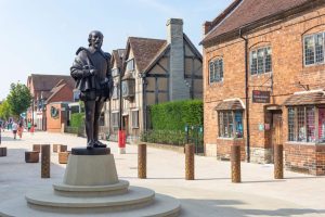 Statue of William Shakespeare. // Credit: UK RealitiesStatue of William Shakespeare. // Credit: UK Railtours